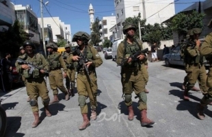 قوات الاحتلال تعتقل عاملين في رام الله وتهاجم وقفة للمطالبة بجثامين الشهداء في الخليل