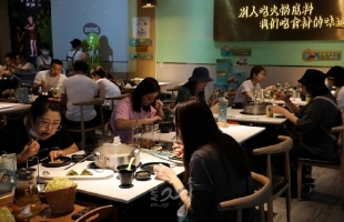 مطعم يابانى يثير الجدل بحظر الزبائن الصينيين واعتماد تسعير مزدوج لهم