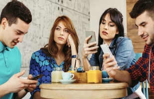 دراسة: المراهقات تفضلن الحصول على نصائح السوشيال ميديا بدلا من الأهل والأطباء