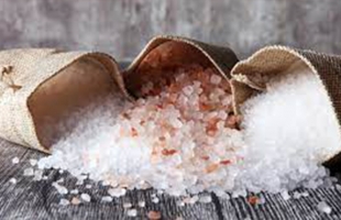 دراسة: إضافة الملح للطعام يزيد خطر الإصابة بالاكتئاب