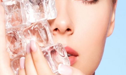 تريند روتين مكعبات الثلج يعود مرة أخرى.. اعرفى فوائده على بشرتك